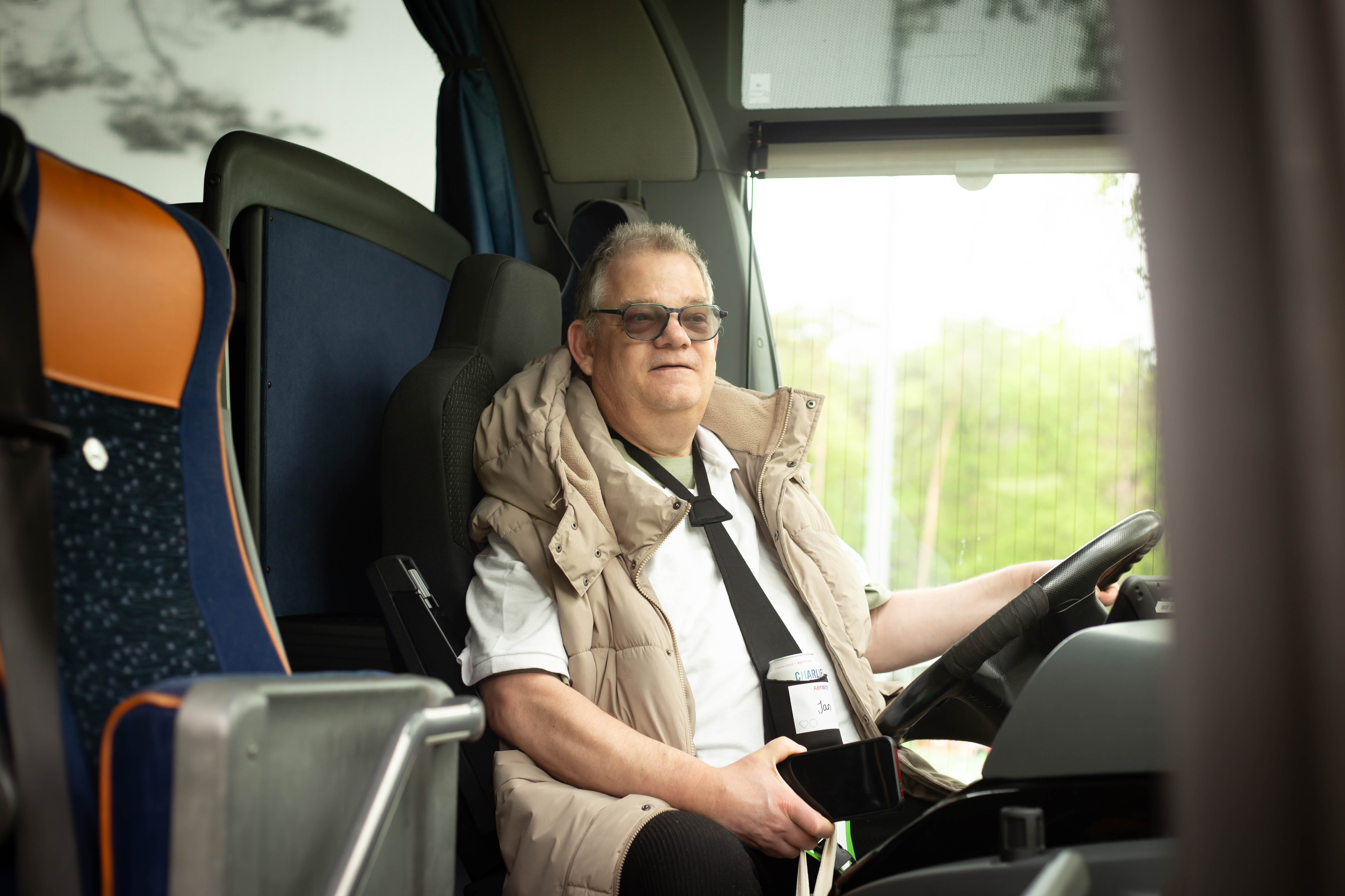 Jan achter het stuur van de spelersbus van het Nederlands Elftal.